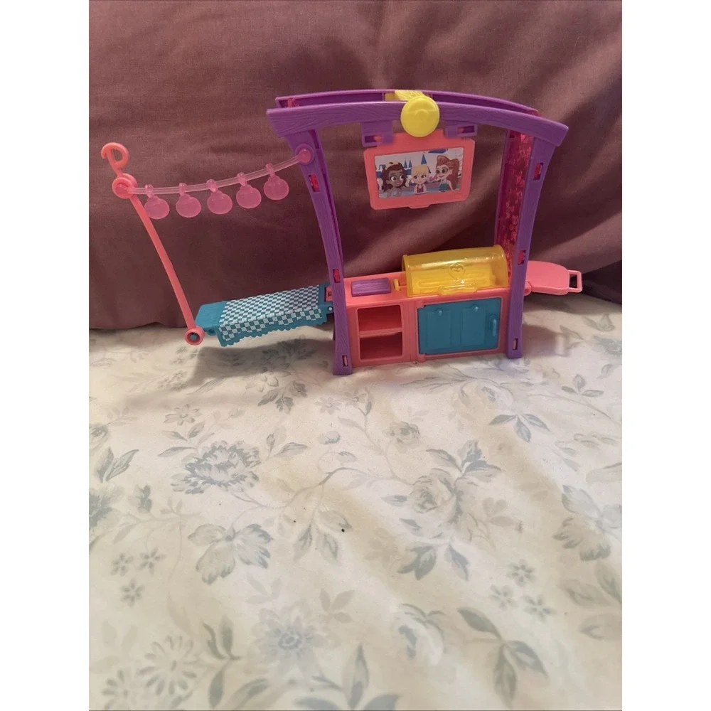 Polly Pocket Grill and Chill‎ Play Set - One Doll And Some Accessories